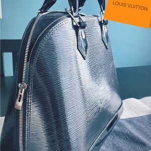 Authentic Louis Vuitton iconic Alma bag, emblematic Epi grained black leather